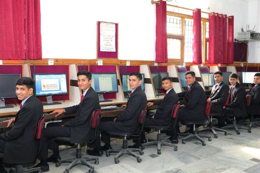 modern computer lab at kukreja institute of hotel management